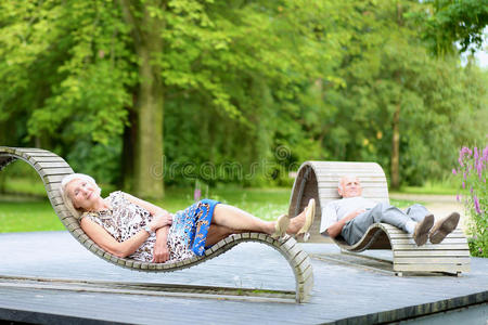 老年夫妇在公园放松