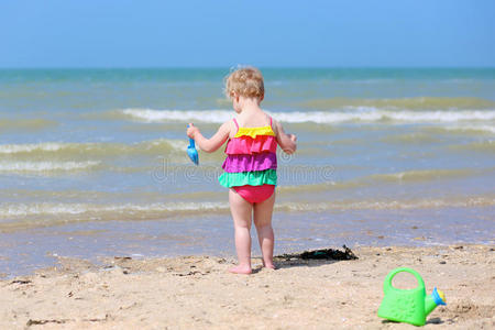 可爱的小女孩在海滩上玩耍