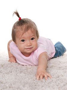 白地毯上微笑的女婴