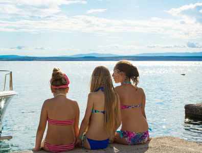 三个女孩在海滩上休息