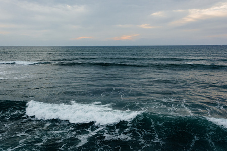 在海洋海滩，加利福尼亚州太平洋海洋里的波浪