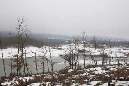 雪中湖的美丽风景