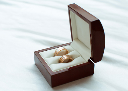在一个盒子里的黄金结婚戒指。