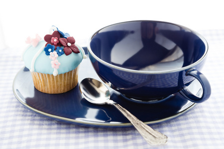 蛋糕和蓝色的杯子