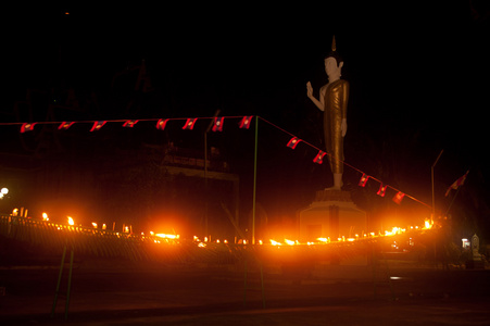 蜡烛在船在老挝的 Loykratong 节期间