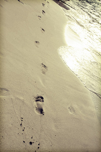 在沙子里的脚步声