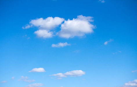 蓬松在蓝蓝的天空中的云彩
