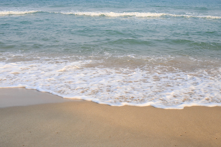 在沙滩上海中的波浪图片