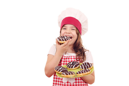 饥饿的小女孩做饭吃巧克力甜甜圈