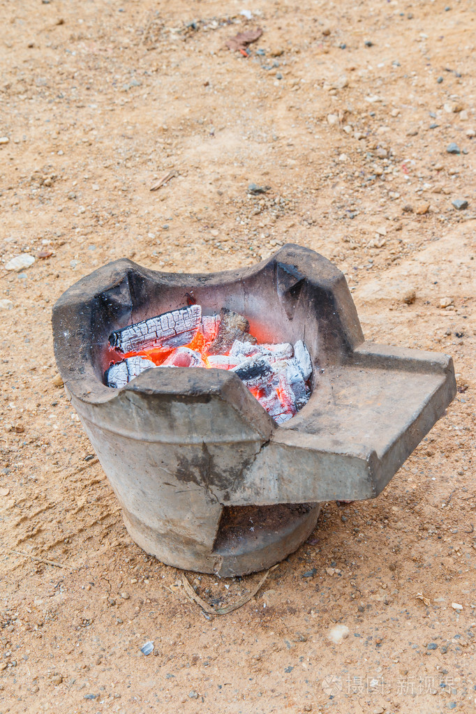 在炉中燃烧的木炭