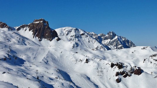 在 Flumserberg 滑雪场滑雪斜坡