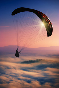 可以通过滑翔伞在天空中