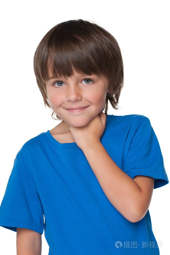 忧郁的小男孩,在一件蓝色衬衫