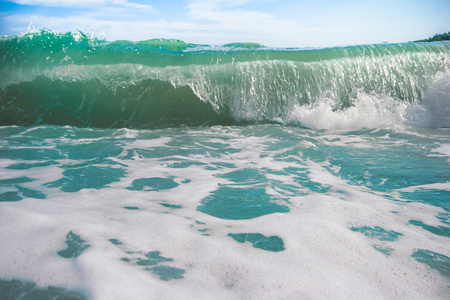 附近的冲浪泡沫海滩海浪