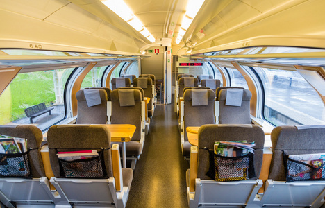 内部的瑞典市郊列车，上层甲板