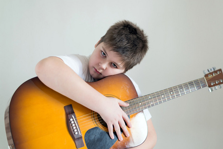 十几岁的男孩的吉他声