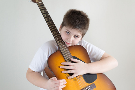 十几岁的男孩的吉他声