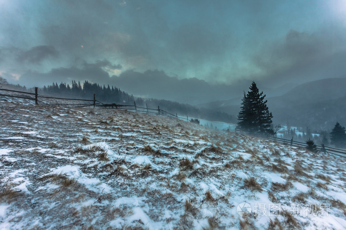 暴风雪.冬天在山上