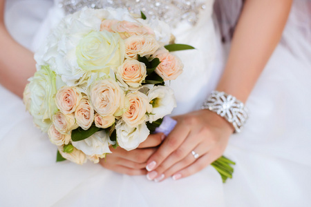 婚礼花束的玫瑰和洋桔梗花