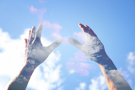 手伸向天空与双曝光效果晨曦夏日森林拂晓,小路伸向远方迷人的金发