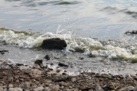 海浪拍打着海岸的岩石