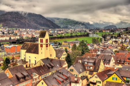 在瑞士阿尔卑斯山的 Sargans 村庄的视图
