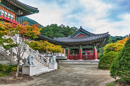 在韩国传统建筑建设古庙