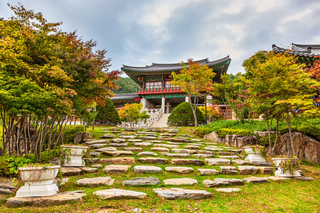 在韩国传统建筑建设古庙