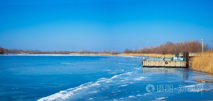 海岸的 Starocherkassk 和顿河