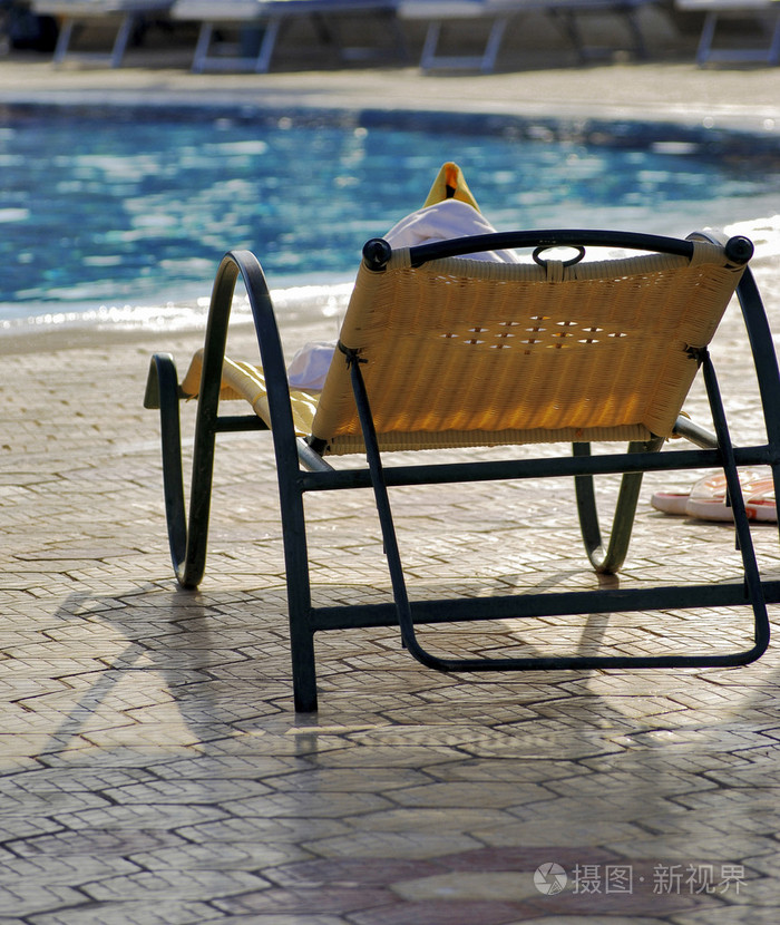 黄色的日光浴浴床