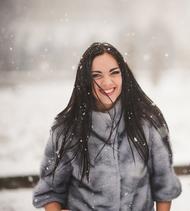 冬天的雪的美丽女孩的肖像