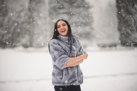 冬天的雪的美丽女孩的肖像