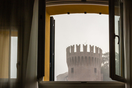 在雾中俯瞰塔楼的窗口图片