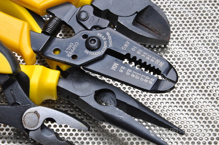 在金属表面上的电气安装工具