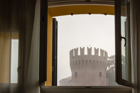 在雾中俯瞰塔楼的窗口