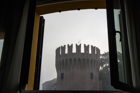 在雾中俯瞰塔楼的窗口