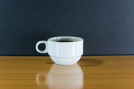 静物白色杯咖啡木制的桌子上