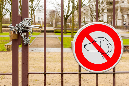 没有狗允许封闭的公园与链和垫锁