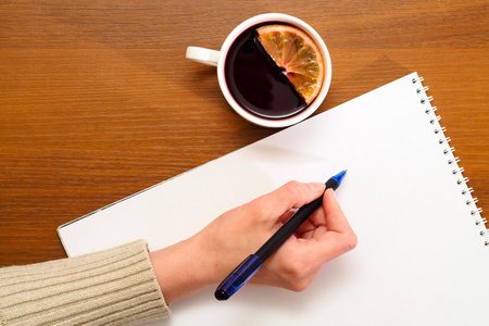 女手手握一支笔照片