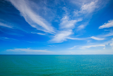 蓝色的大海和云