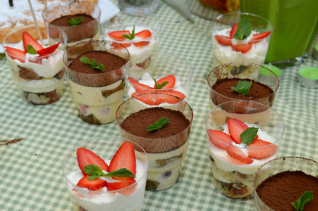 鲜奶的油 坚果 水果 草莓 薄荷的甜点。冻糕