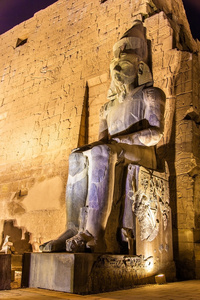 在卢克索神庙埃及的古代雕像