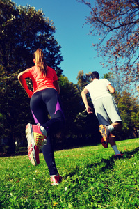 年轻情侣在公园慢跑