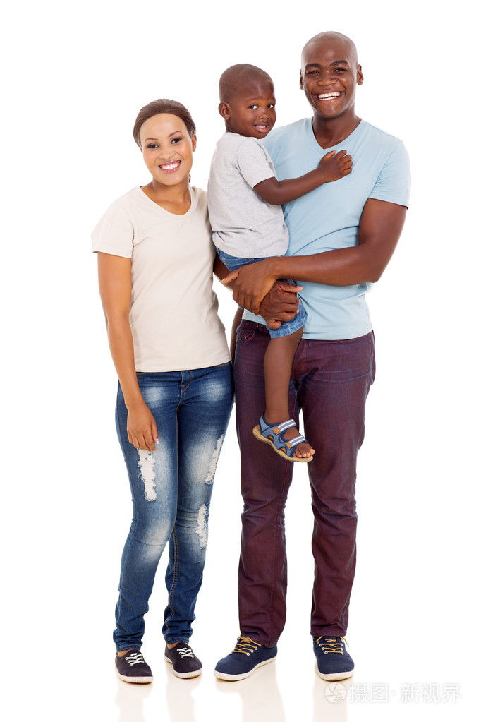 年轻的非洲家庭微笑