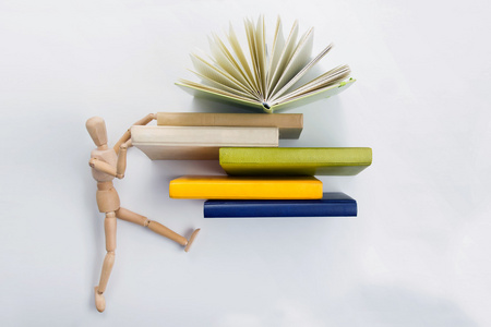 木制模特进行堆栈的五彩斑斓的图书