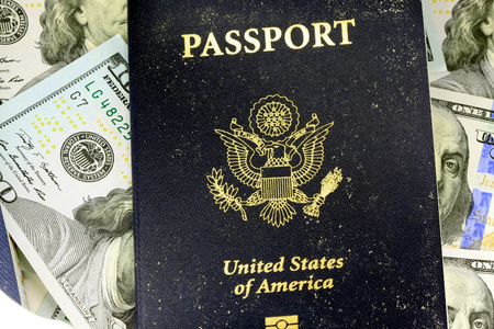 美国旅行护照和一张百元