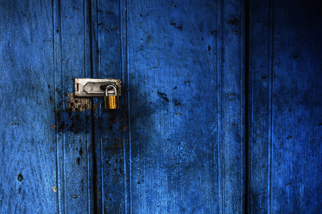 蓝色的门锁与钥匙