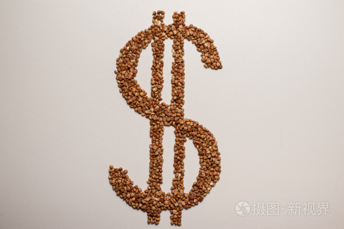 美元符号制成的白色背景上的荞麦