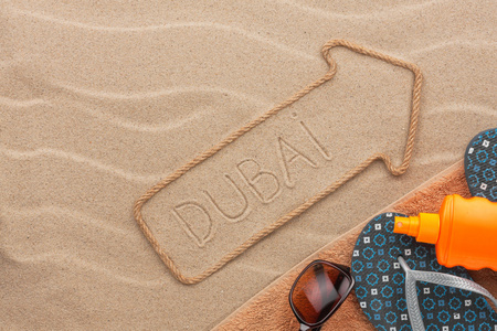 迪拜的指针和海滩配件躺在沙滩上