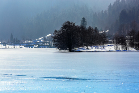 在法国孚日山的冷冻的 Longemer 湖。